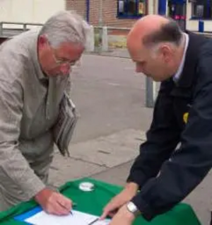 Lib Dem Cllr. Tom Smith-Hughes harvesting petition signatures